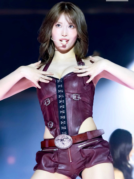 TWICEモモ ライブで魅せる全開美ワキ