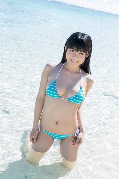 星名美津紀と晴天のビーチでグラビア撮影画像010