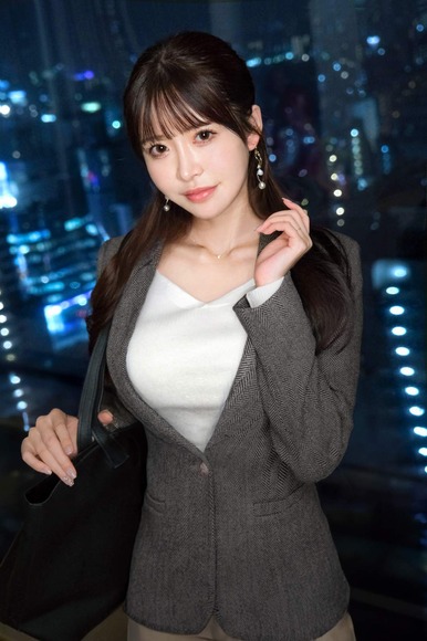 ４０歳美女と社内不倫。部屋に入った途端におっぱいをひん剥かれメス顔になる既婚上司…脱ぐと美巨乳でパイパン
