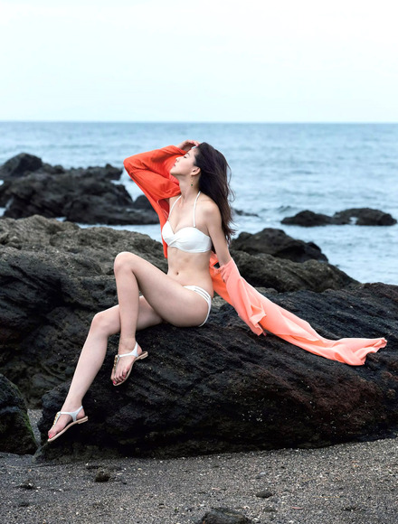 朝比奈彩の美脚グラビア画像003
