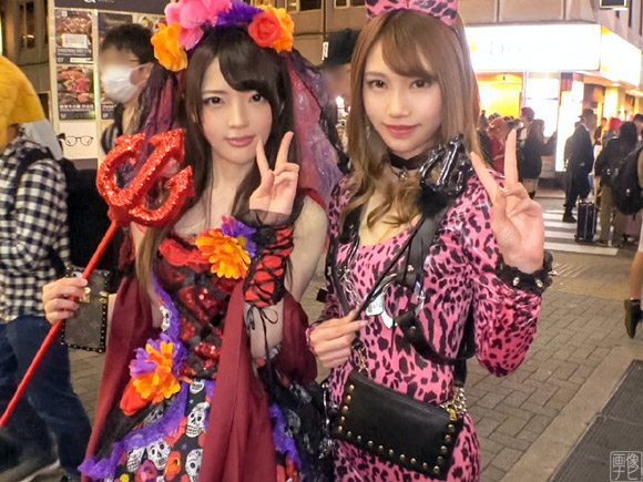 ハロウィンで目立ってるエロギャル二人組