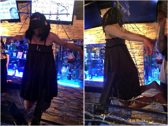 SMバーで吊り上げられる美少女のエロ写真