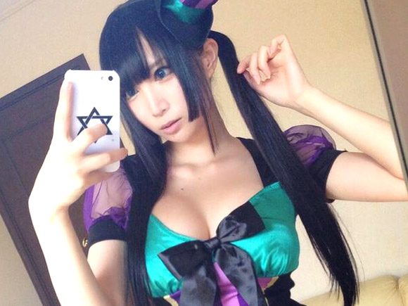 【コミケ】「おっぱいハミ出してますよ！」と言いそうになる露出女コスプレイヤーｗｗｗｗ
