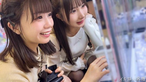 童顔の２０歳コンカフェ嬢２人にW中出し。敏感なパイパンマ●コで背徳感マシマシ…２人とも豪快に潮吹きまくり