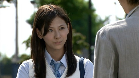 西内まりやの制服姿キャプ007