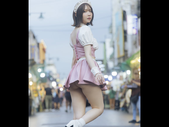 コスプレイヤーあまつまりな ノーパン？＆超ミニスカで美尻丸見え