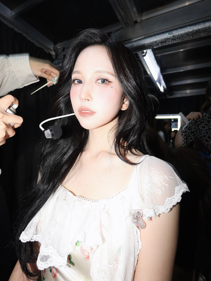 TWICEミナ 神々しく美しいライブ衣装で谷間チラ 7
