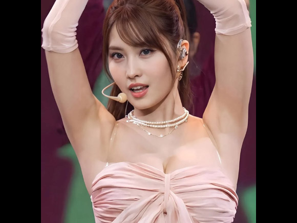 TWICEモモ ライブで魅せる全開美ワキ
