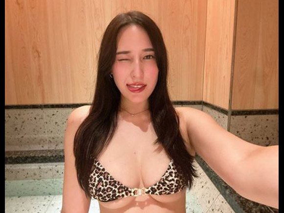 元AKB４８平田梨奈 小さめビキニでスゴい下乳露出