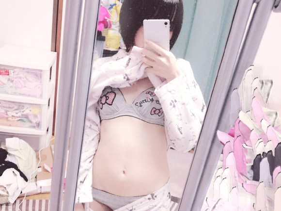 貧乳女子の下着見せ鏡撮り