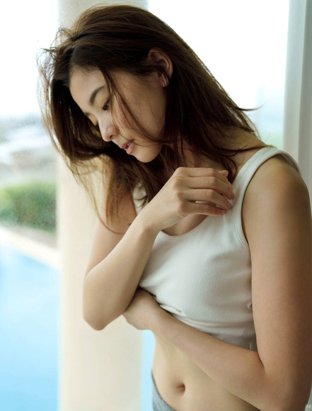 200821朝比奈彩２０２０年のグラビア画像006