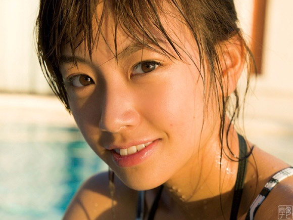 中川絵美里がダナンで魅せる笑顔と白肌