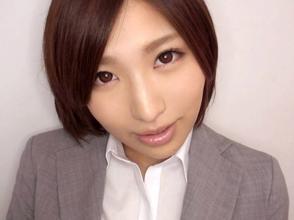 ショートカットの可愛い系OL