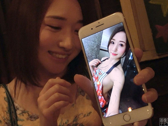 自撮りを見せてくれる美女