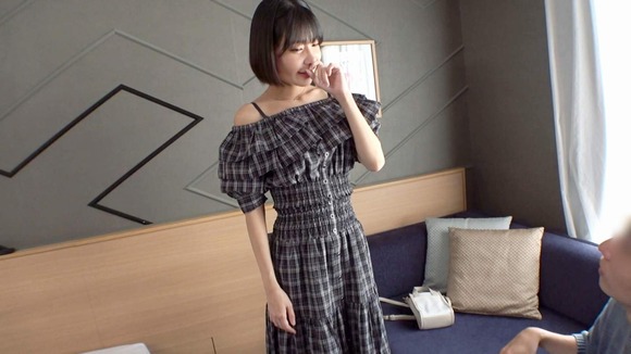 色白でモデル体型な２６歳歯科衛生士をナンパしてホテルへ。電マを当てた途端にエロスイッチON…