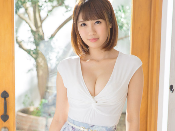 落ち着いた雰囲気と育ちの良さからか、清楚な服がバツグンに似合う