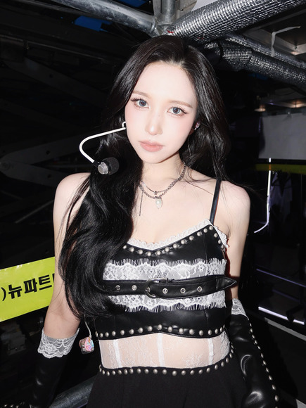 TWICEミナ 神々しく美しいライブ衣装で谷間チラ 4
