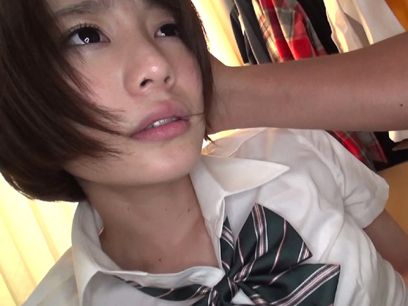 制服姿が可愛すぎて美少女っぷりが際立つ鈴村あいり