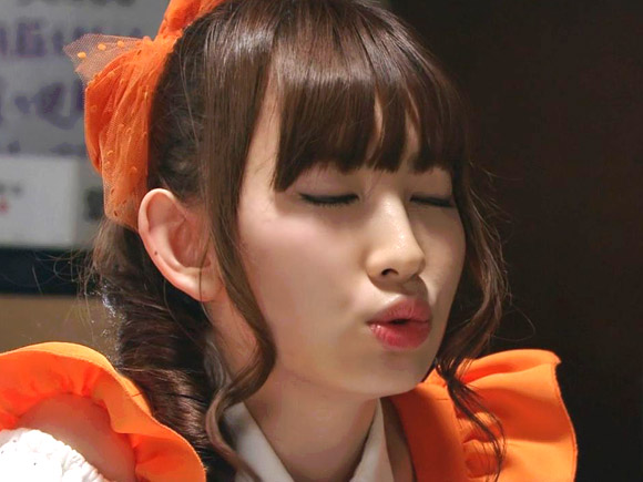 小嶋陽菜のキス顔