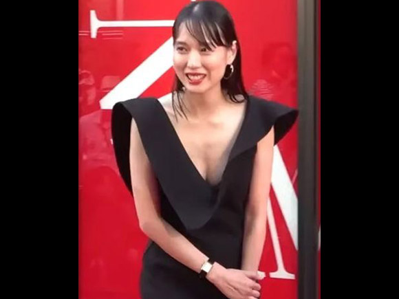 戸田恵梨香 ドレスで谷間＆下着丸出しファッション