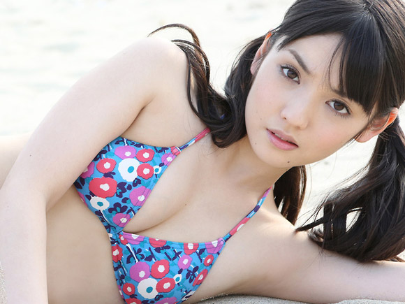 道重さゆみ(24)の色白Bカップおっぱいwww画像×52