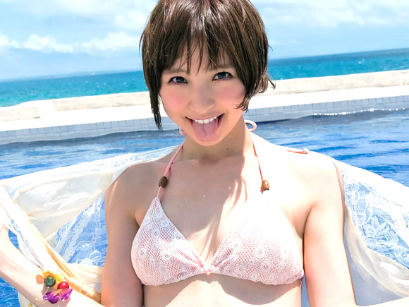 トップアイドルでありながら女性ファッション誌のモデルを務めるロールモデルを完成させた篠田麻里子