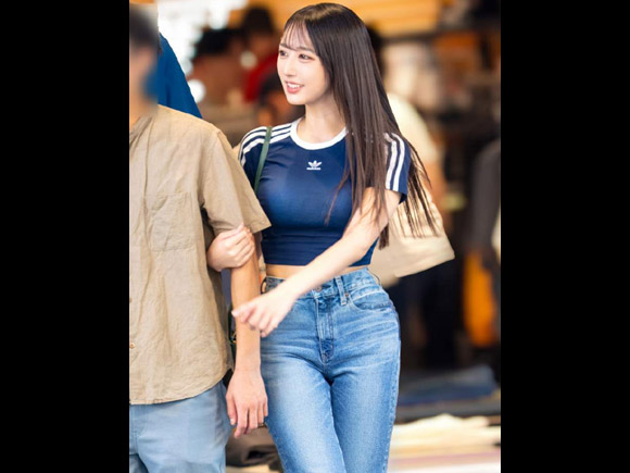 白い肌が綺麗な２４歳モツ鍋屋スタッフ 彼氏と電話しながらデカチン生ハメNTR。締まり◎なパイパンマ●コに無責任中出し