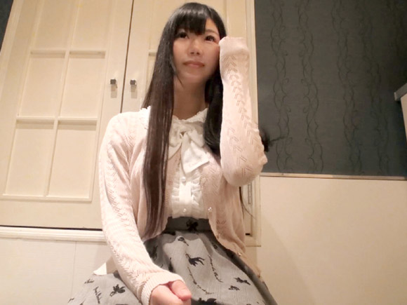 黒髪ロングで清楚なお姫様系美少女。実は地下アイドルとして活動中だそうです