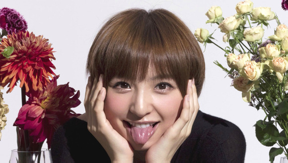 篠田麻里子の舌フェチな擬似フェラ画像001