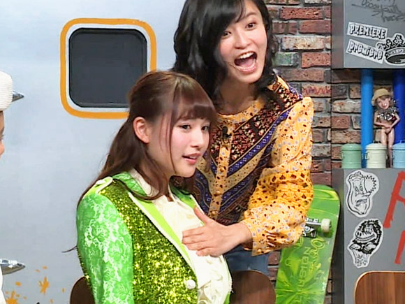 こじるりが浅川梨奈の巨乳をガッツリ揉みまくるwww