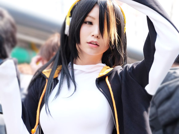 路上のコスプレイベントに登場した五木あきら。レオタードの生地が薄すぎて乳首がバッチリ見えちゃってます