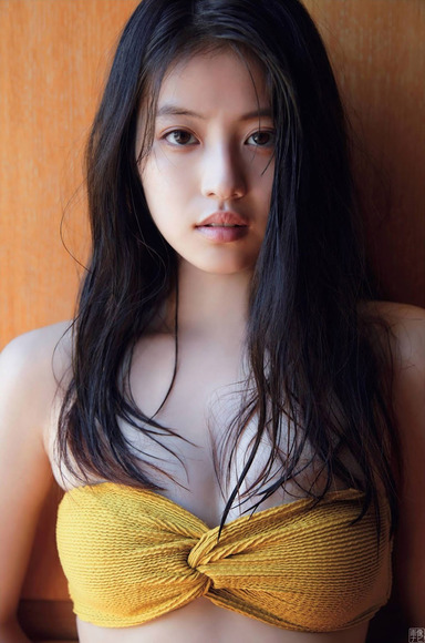 200207今田美桜のラスト水着グラビア画像010
