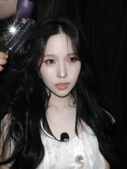 TWICEミナ 神々しく美しいライブ衣装で谷間チラ 6