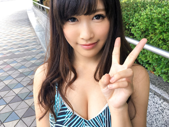 巨乳アピールなのか、胸元がガッツリ開いた服を着てるけどピュアな女の子。水道橋でナンパしちゃったのでハメ撮りです