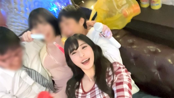 新宿でGカップの２１歳現役JDをナンパしてカラオケへ。トイレに行ったら乱入してきてパイズリ、フェラ…みんな寝てる横でこっそりSEX、ゴムないから中出し