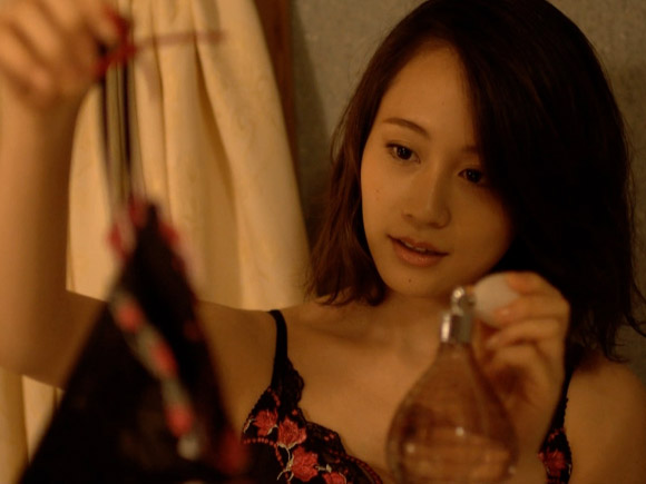 AKB在籍中もキスシーンで論議を呼んだ前田敦子。卒業後、女優業に徹してからはドラマや映画でラブシーンを演じ、プライベートの恋愛模様も覗かせる