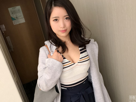 立ちバックで突かれると切なそうな顔で喘ぐ１９歳専門学生さん