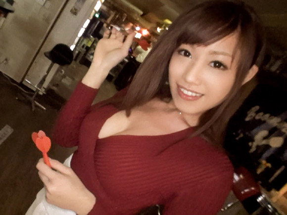 ゆるゆるの服を着てダーツバーで遊んでる素人OLさんをナンパ