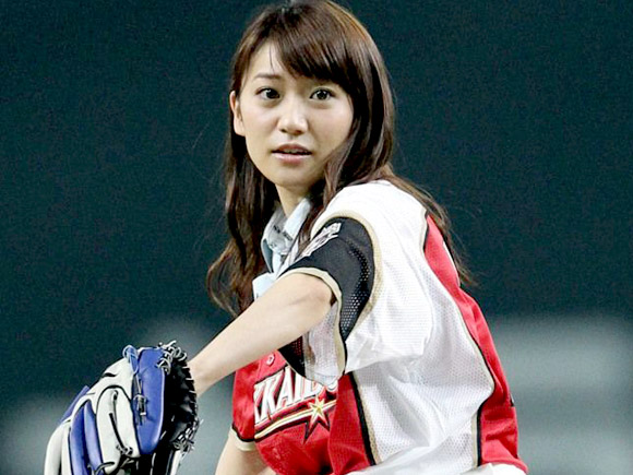 Akb 大島優子が始球式でパンチラ というより見えまくり 画像ナビ