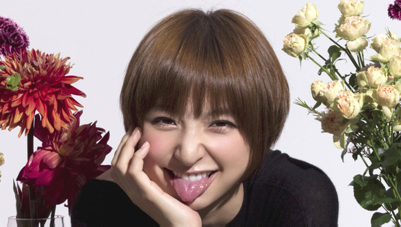 篠田麻里子の舌フェチな擬似フェラ画像002