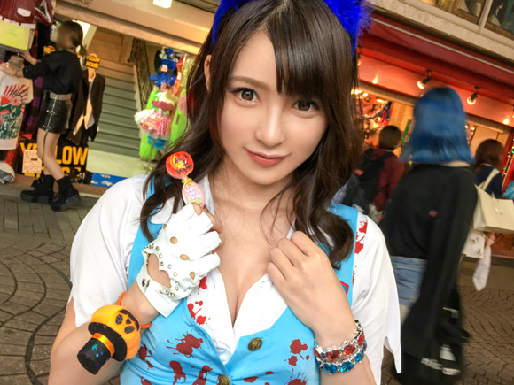 ハロウィンで超かわいいコが街中で胸見せ