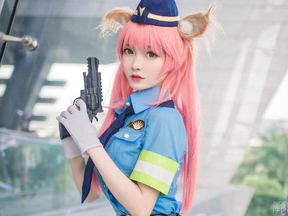 婦警コスの美少女コスプレイヤーさん