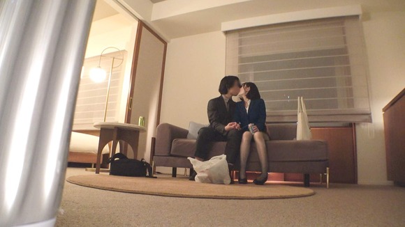 優等生の新卒OLをホテルに連れ込んで口説いて攻略。パンストを破るとスベスベ美肌…ご奉仕フェラからバックで挿入