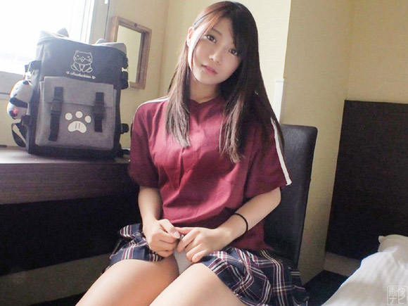 パンツを見せる女子大生