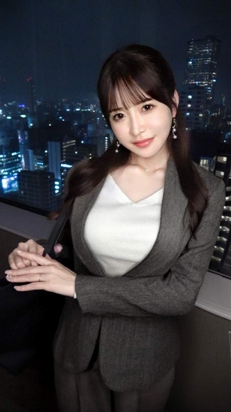 ４０歳美女と社内不倫。部屋に入った途端におっぱいをひん剥かれメス顔になる既婚上司…脱ぐと美巨乳でパイパン