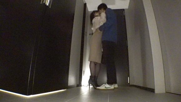 ３９歳美容サロン社長とホテルで不倫。全身手入れの行き届いた贅沢ボディ…パンストを破ってパイパンマ●コに中出し、過激なエロ下着で２回戦