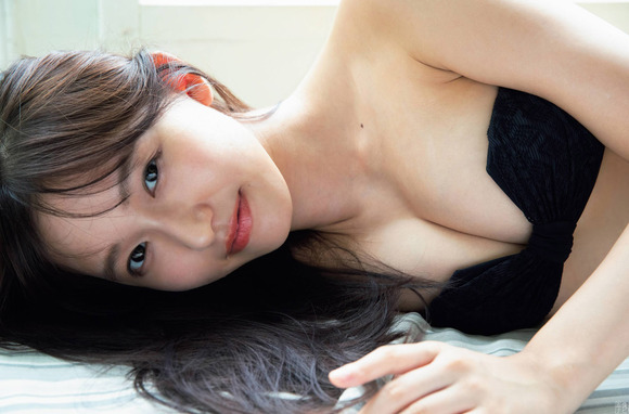 200905志田音々のエッチなグラビア画像006