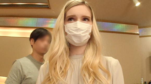 ロシア出身の超絶美人な語学スクール講師。仕事の合間にロケ車内で脱がせてフェラ… 30