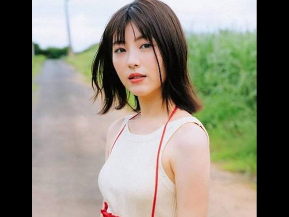 浜辺美波 逆光で服が透けたシーン動画