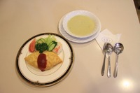 オムライス900円 青大豆ポタージュ350円 (640x427)
